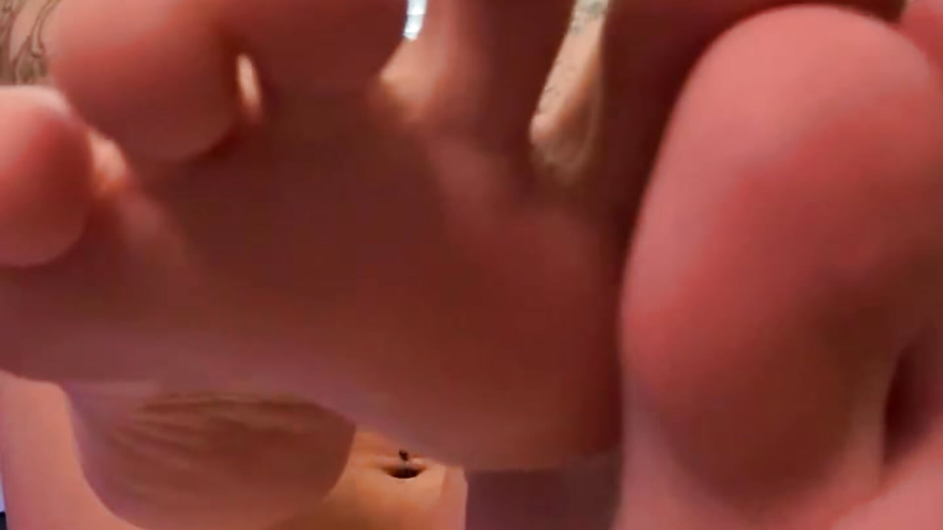 toe sucking with mini foot cramp ^_^; <3 - video by lil_martian cam model