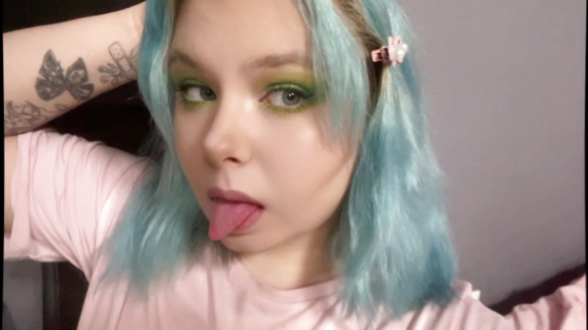 I tried to do eye makeup for the first time - video di Stefani_Art modella di cam