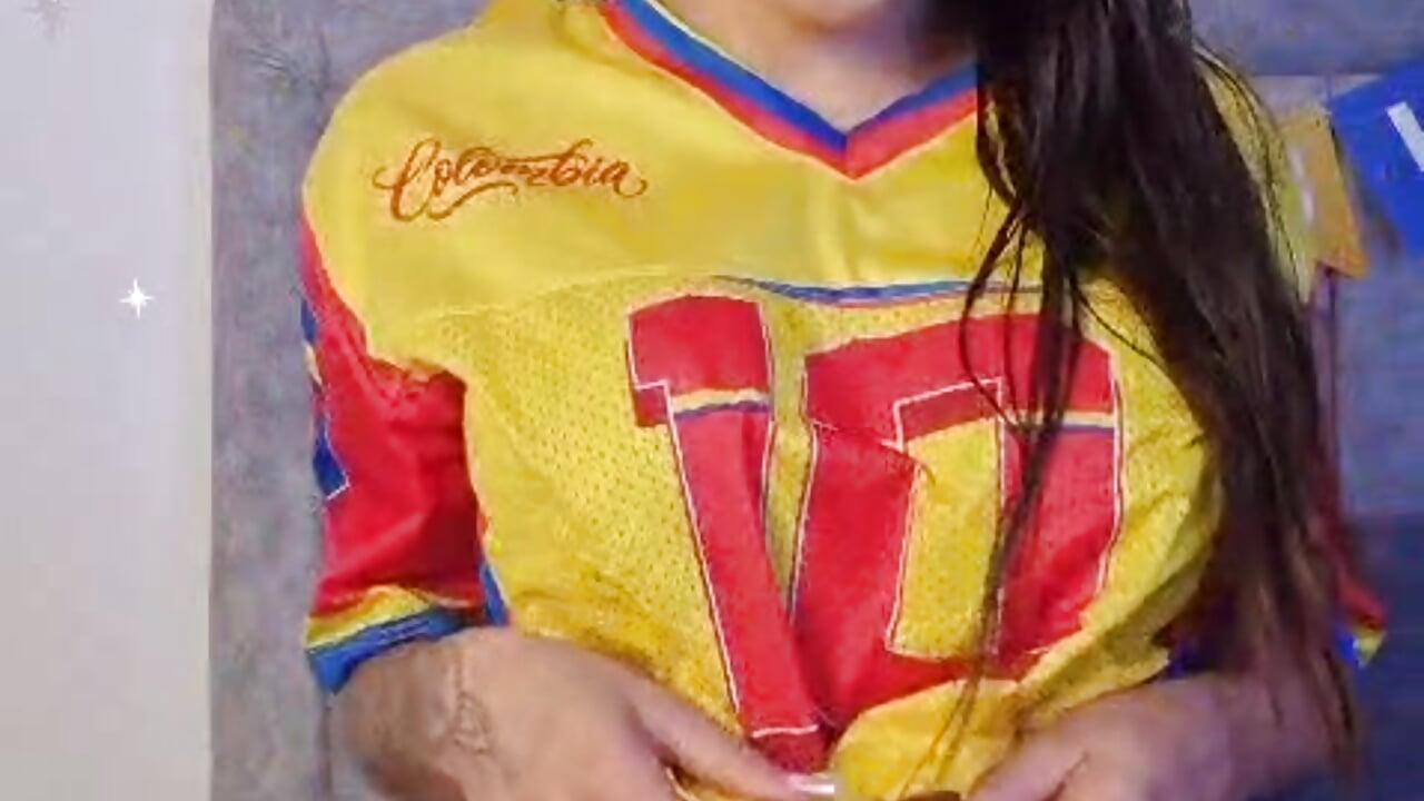 CHEERING FOR COLOMBIA... AND TEMPTING YOU. 😈🇨🇴⚽ - відео від вебкаммоделі DannaRobers