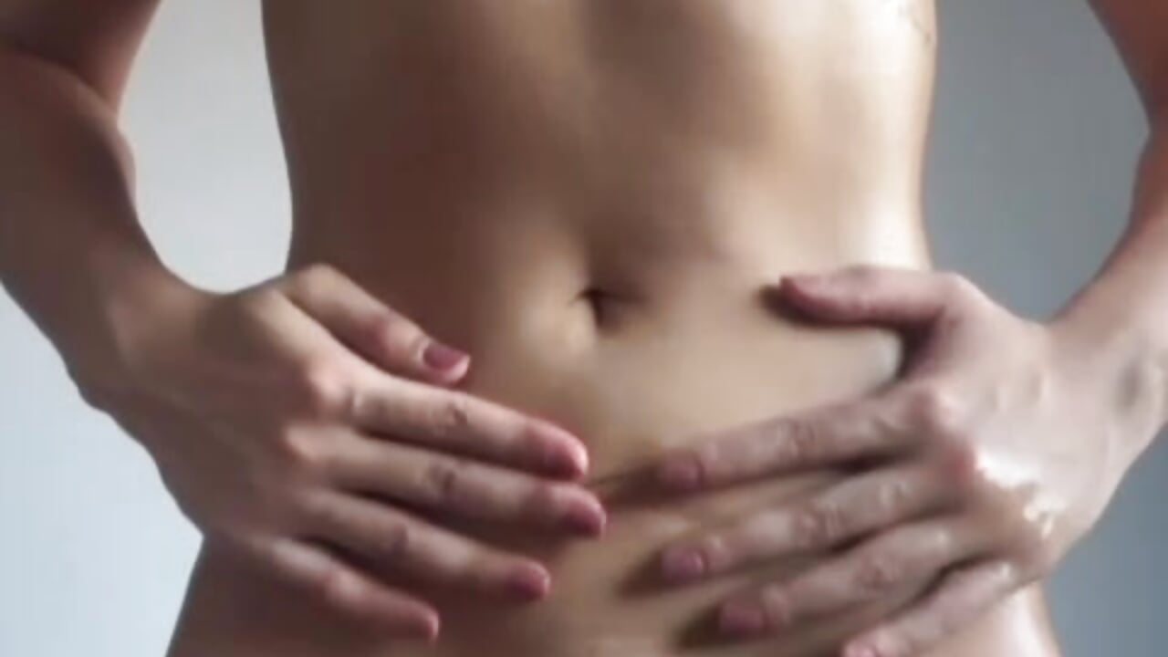 Passando óleo no corpo todinho 😋 - βίντεο μοντέλου VALENTINA__26