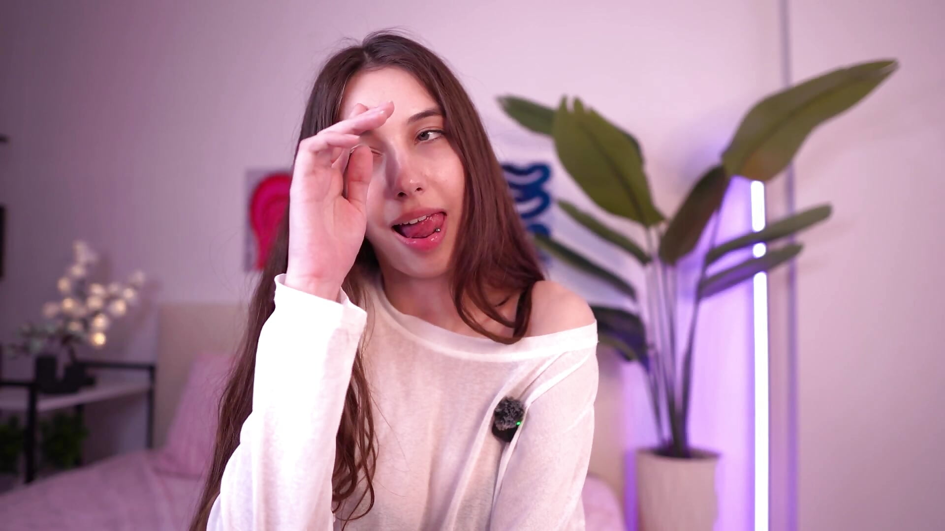 tongue teasing - video by NaomiSoft cam model