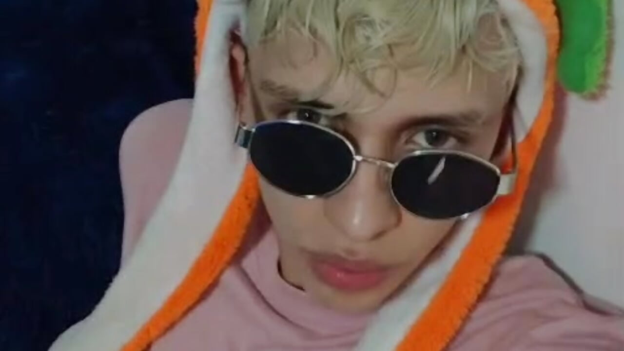 ALEX - vidéo du modèle de showcams between_friends