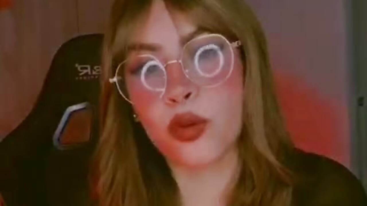 WhatsApp Video 2026-07-21 at 8,39,12 AM - video by CamillaHot19 cam model