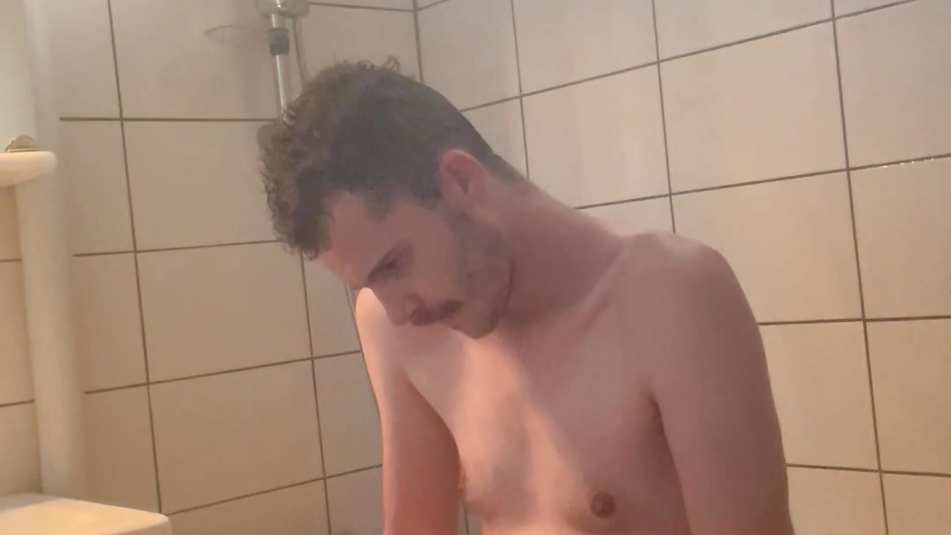 Mon copain me prend assis sur la baignoire