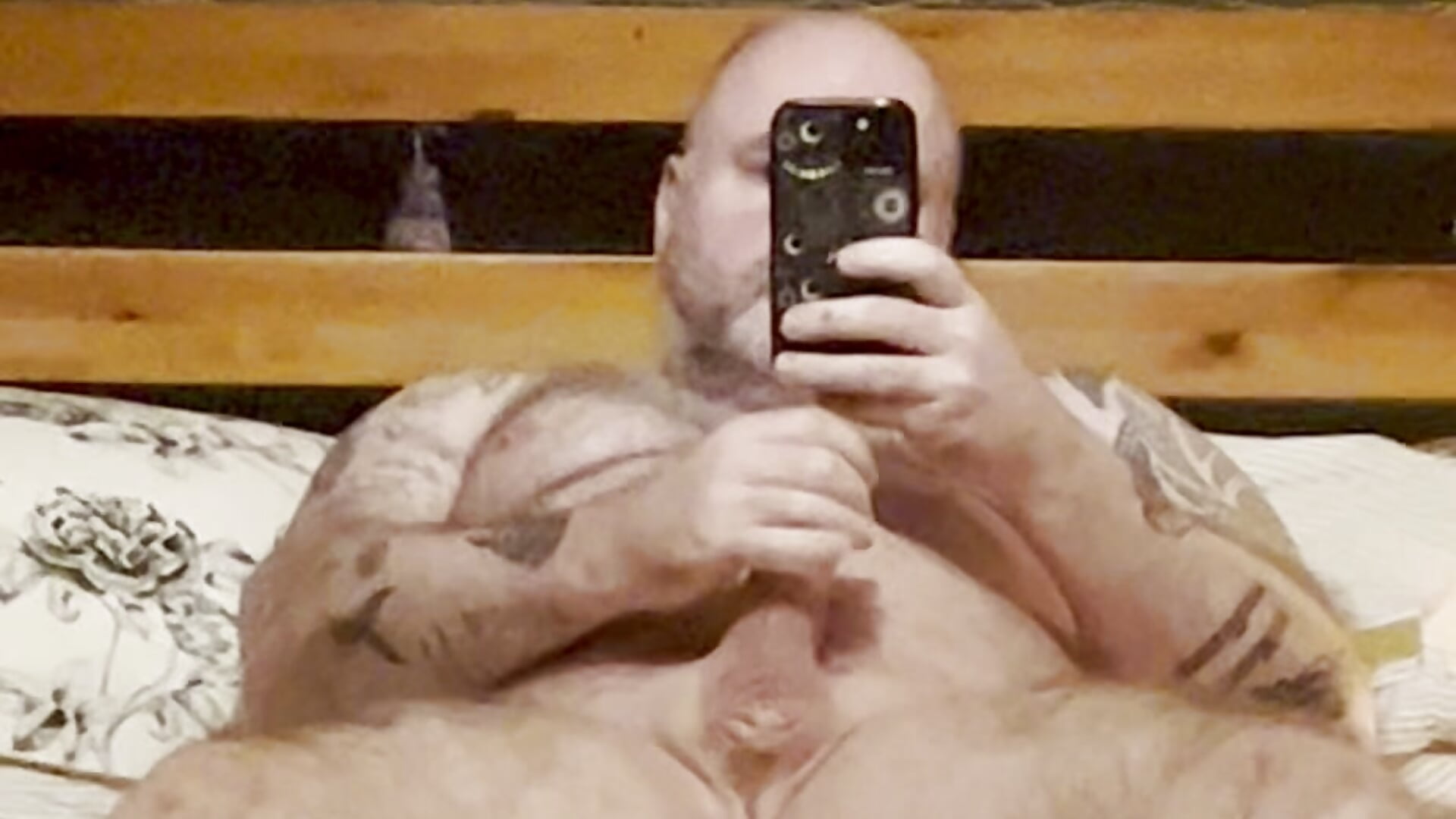 Throbbing for you, take a seat (1:12) – video modela na kameri Tattooed_Dilf_01