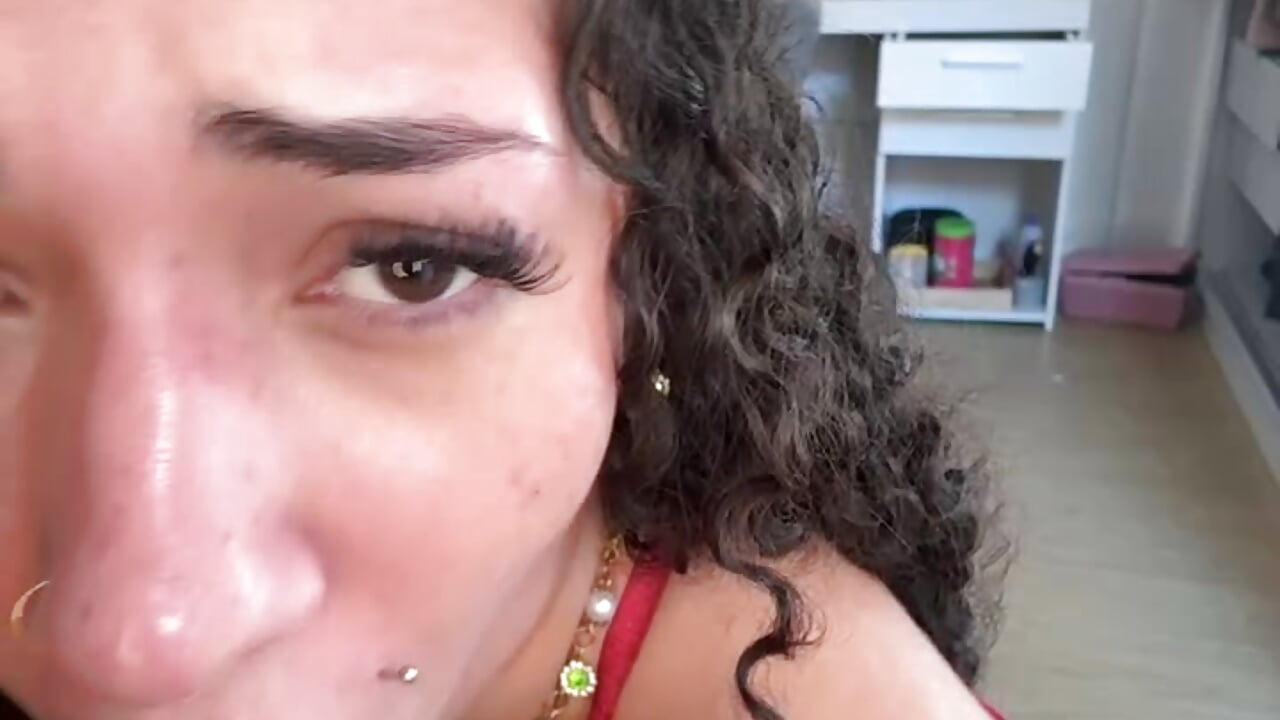 Chupando dildo de quatro até engasgar