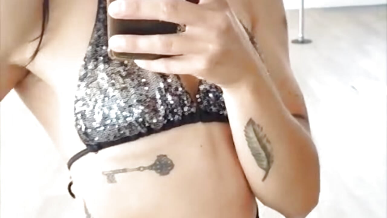 Gym Moments with Priscilla - vidéo du modèle de showcams PriscillaPole