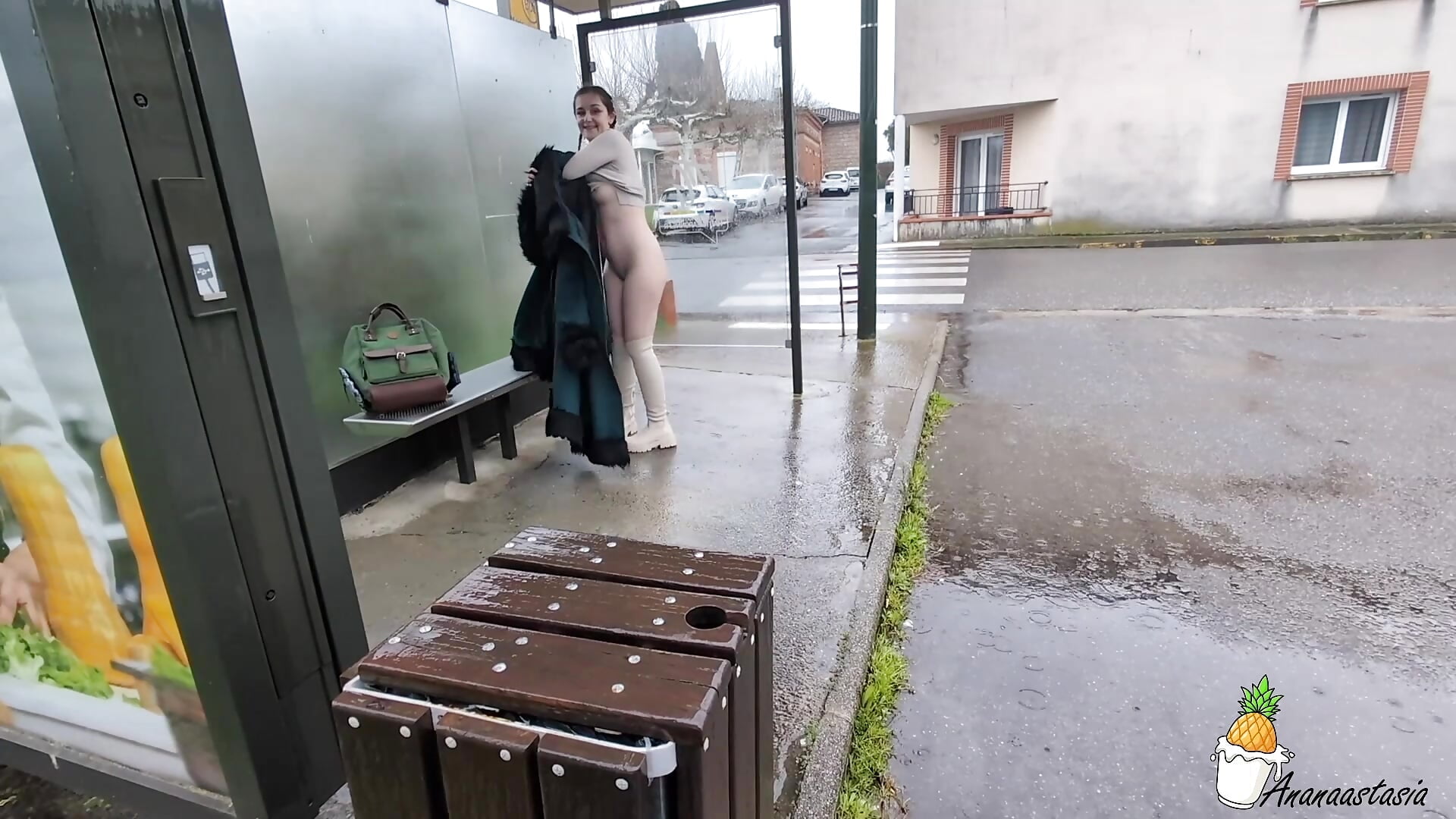 (Teasing Version) Public Exhibe / Je me gode nue et Squirt en attendant le bus