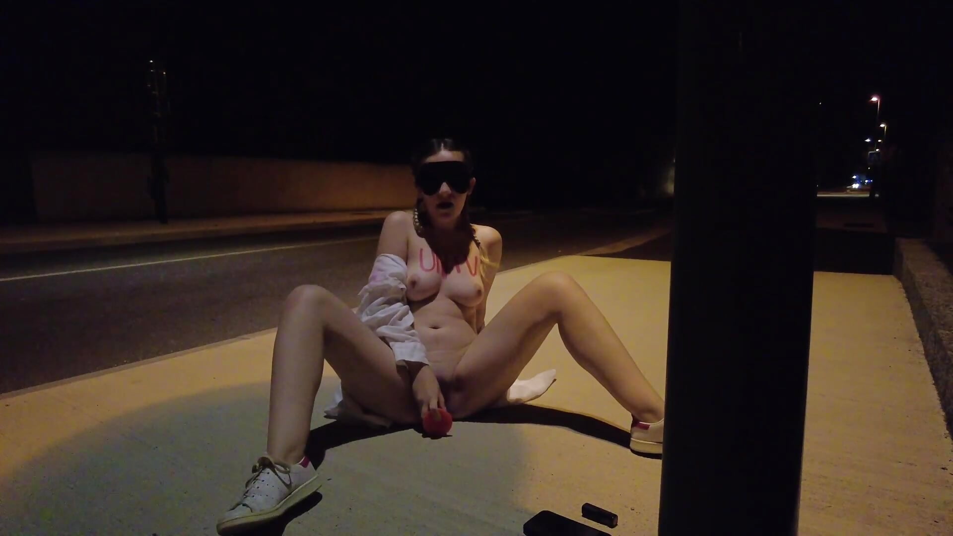 (Teasing Version) Public Exhibe / Squirt et Gode nue sur un trottoir avec beaucoup de circulation
