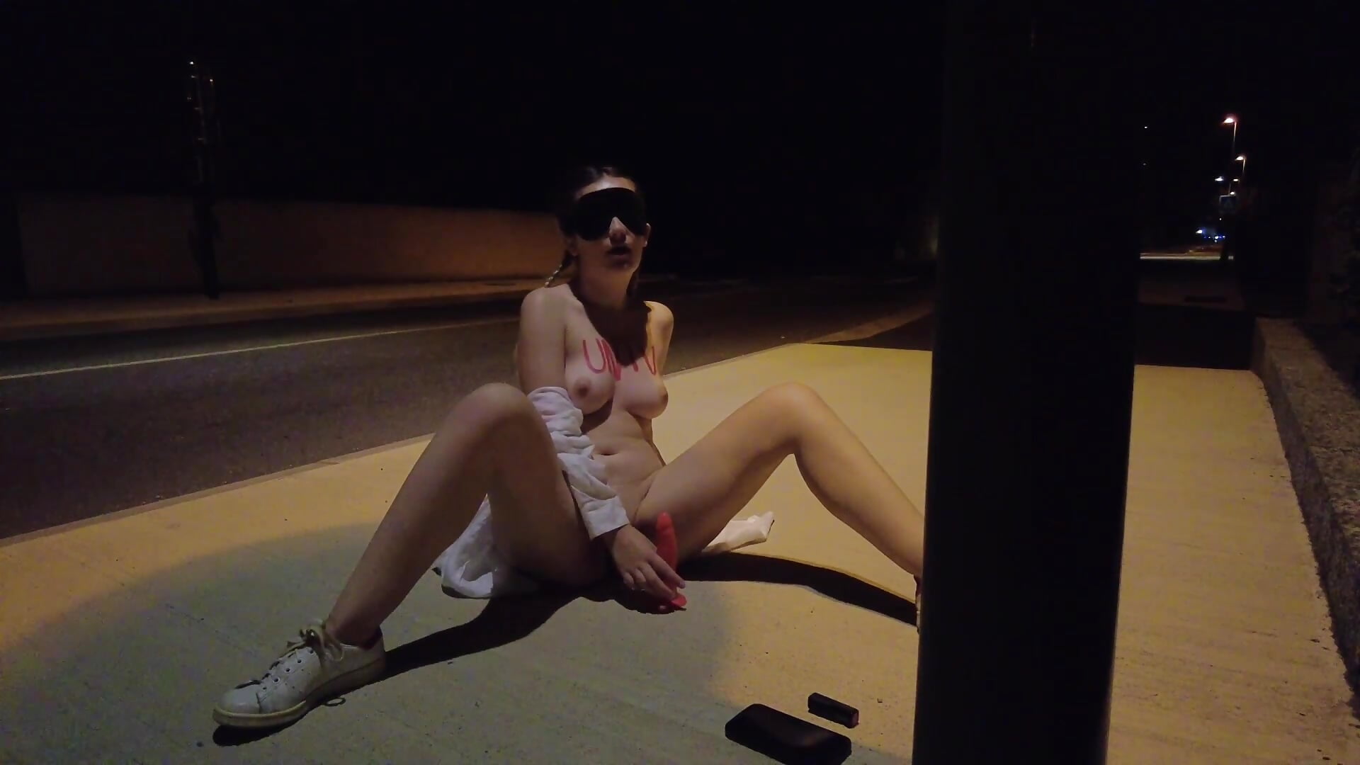 (Full Version) Public Exhibe / Squirt et Gode nue sur un trottoir avec beaucoup de circulation