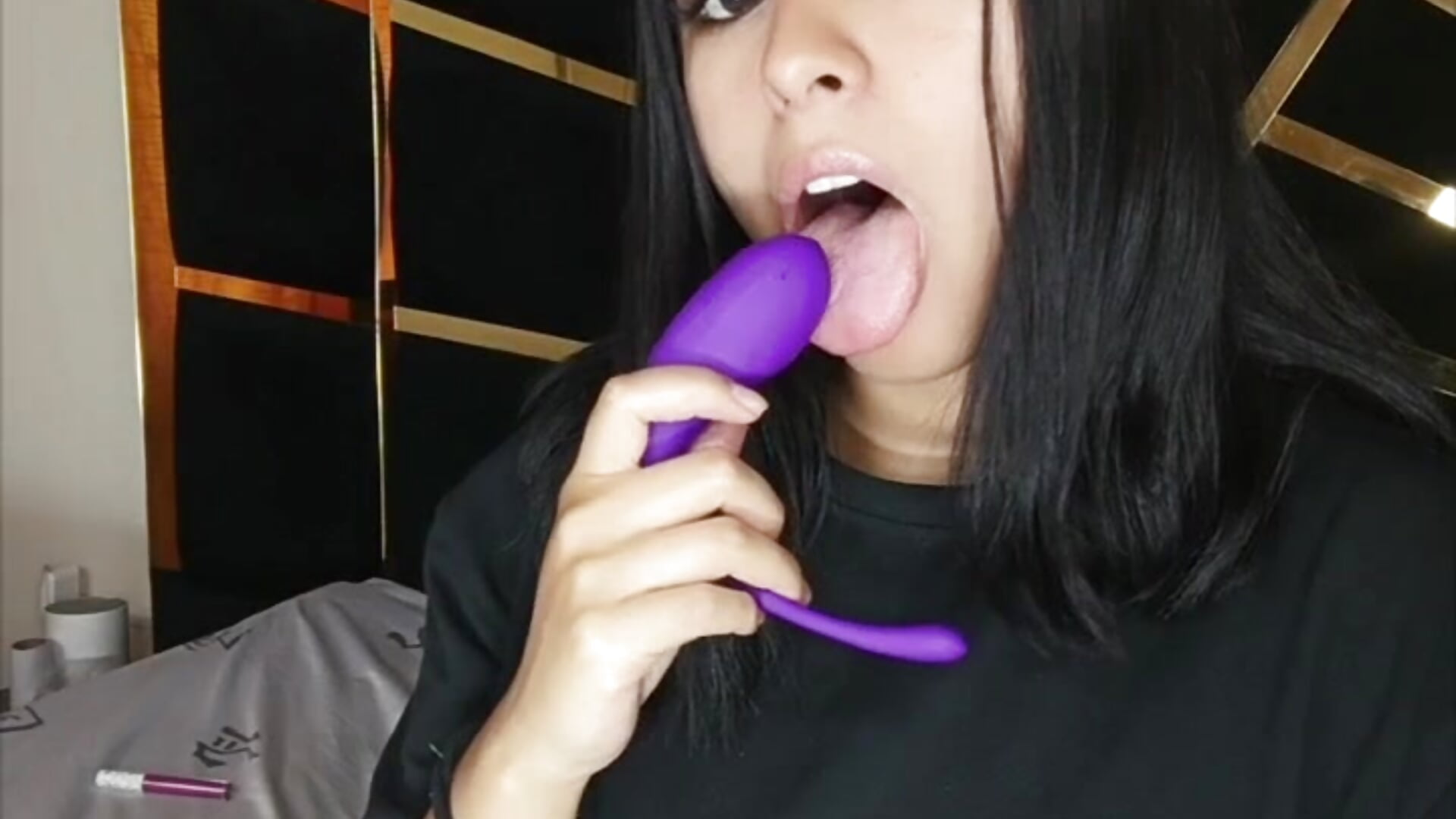 Barefoot on Silk 🦶 – video od webkamerové modelky LuciiferBlack