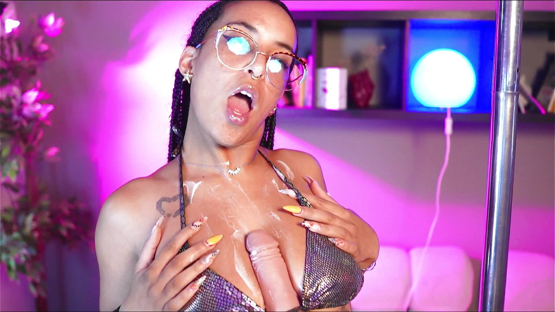 mmm fuck my boobs – video af Millie_Volturi cam-model