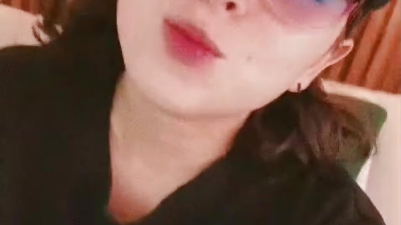 Hello guys, I'm going to give you a kiss, I love you. 💕 - video của người mẫu cam feelena_mysoull