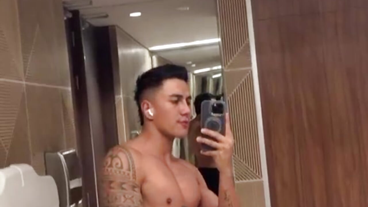 In the mirror, ready for you! 💪🏼 - video van aaron_bolt cam-model