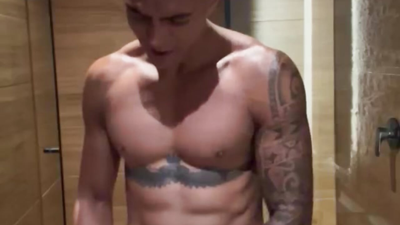 Shower time and CUM final ✨💪🏼 - video van aaron_bolt cam-model