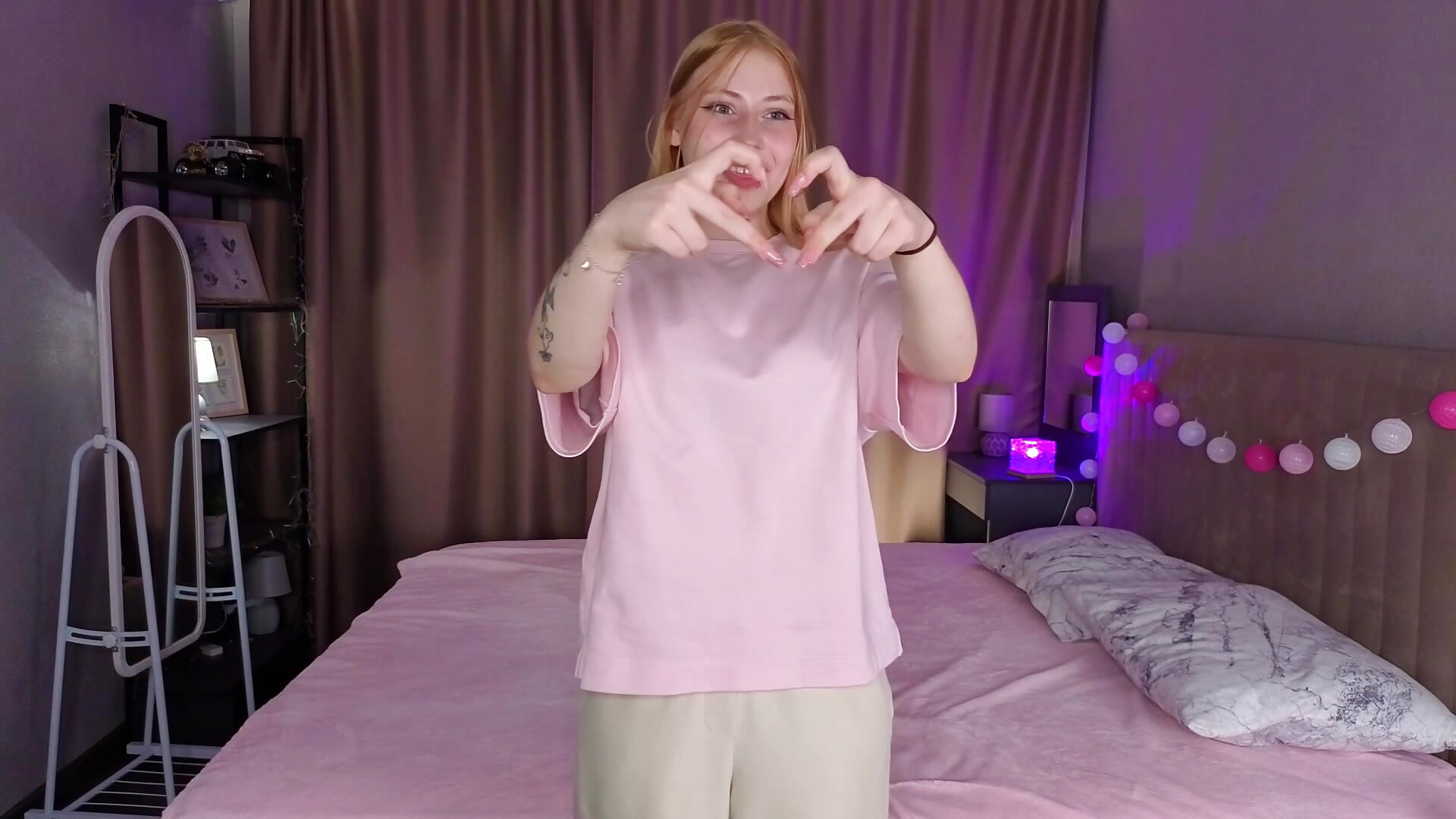 First acquaintance - vídeo de la modelo de cam YvetteEnyart