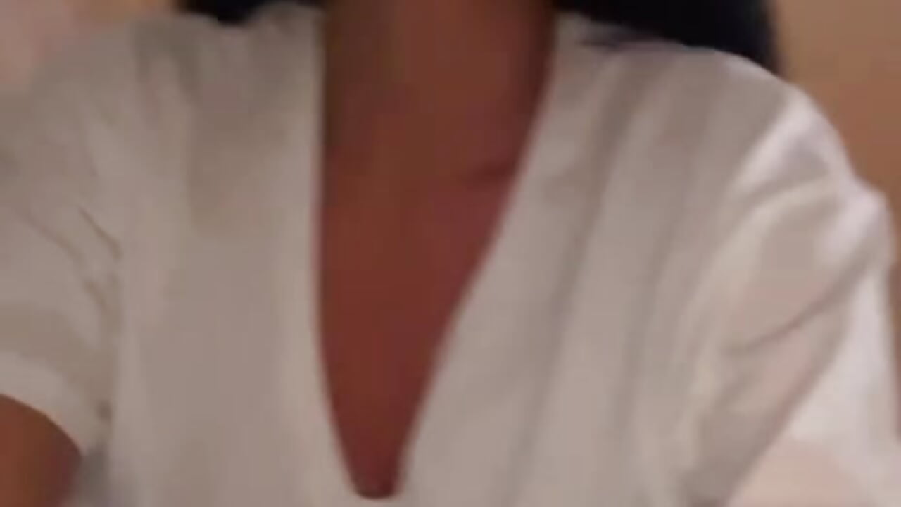 Cozy in bed - Vídeo de Daniela-Crudu, modelo de vídeos