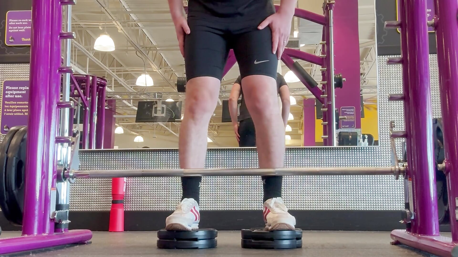 Deadlift – video modela na kameri LeoKingstone