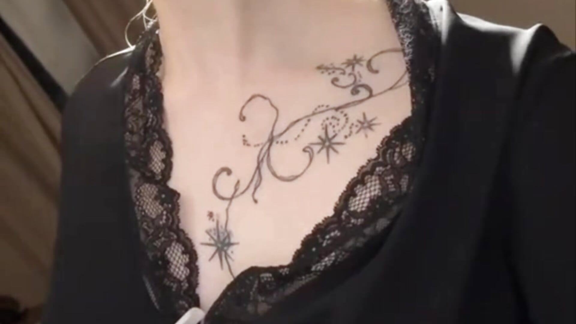 🎀🖤 Showing You My Little Tattoos ✨🙈 - RavenShuker-এর ভিডিও
