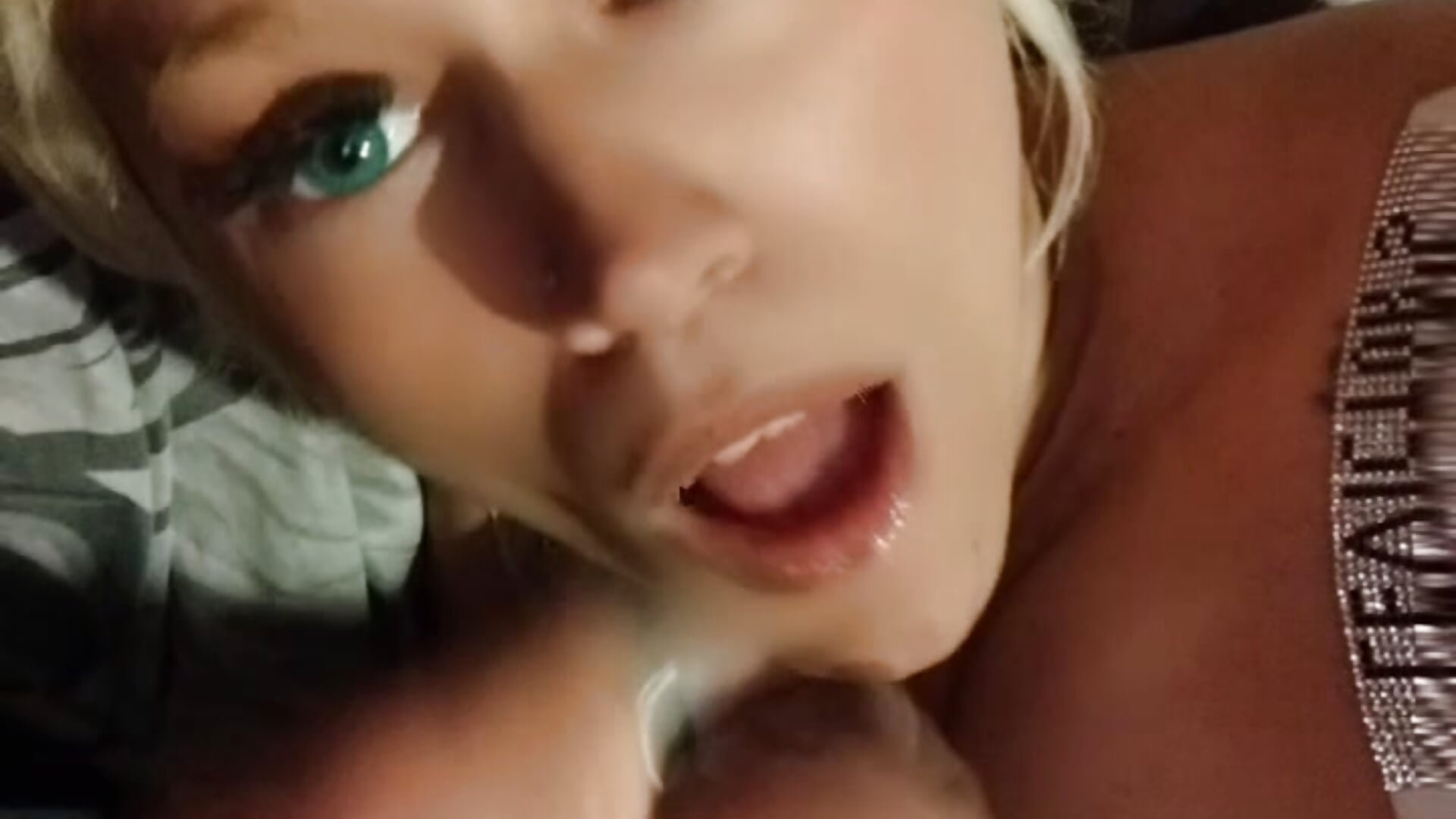 Me coje la boca acostada y me tira la leche en la cara – video modela na kameri caritocandiaxx