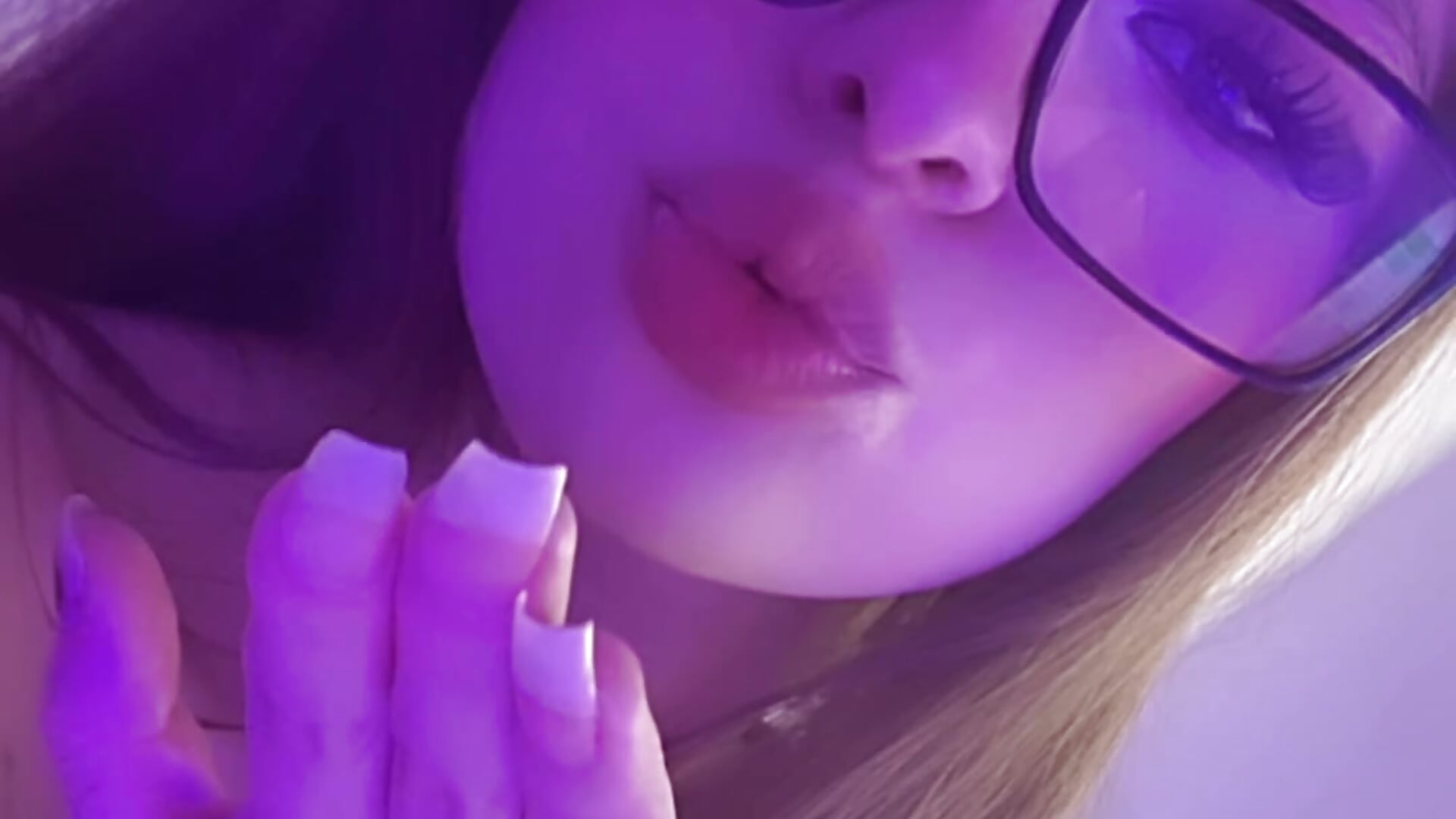 Kiss – video od webkamerové modelky michell_bunny13
