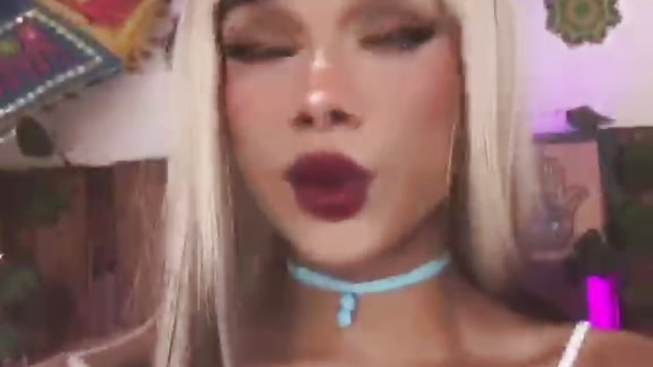 do you like my bangs?👑 - video by Sarahis_Valentina cam model