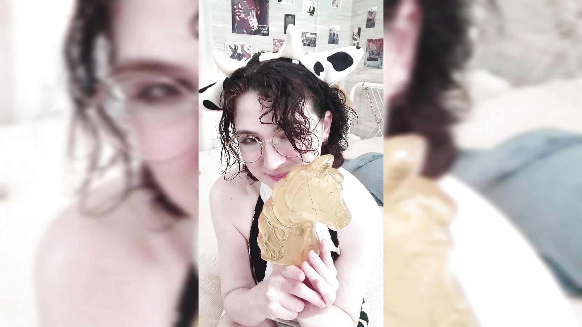 a cow licking a huge lollipop...– JackiePumpkinPie kameramodell videója