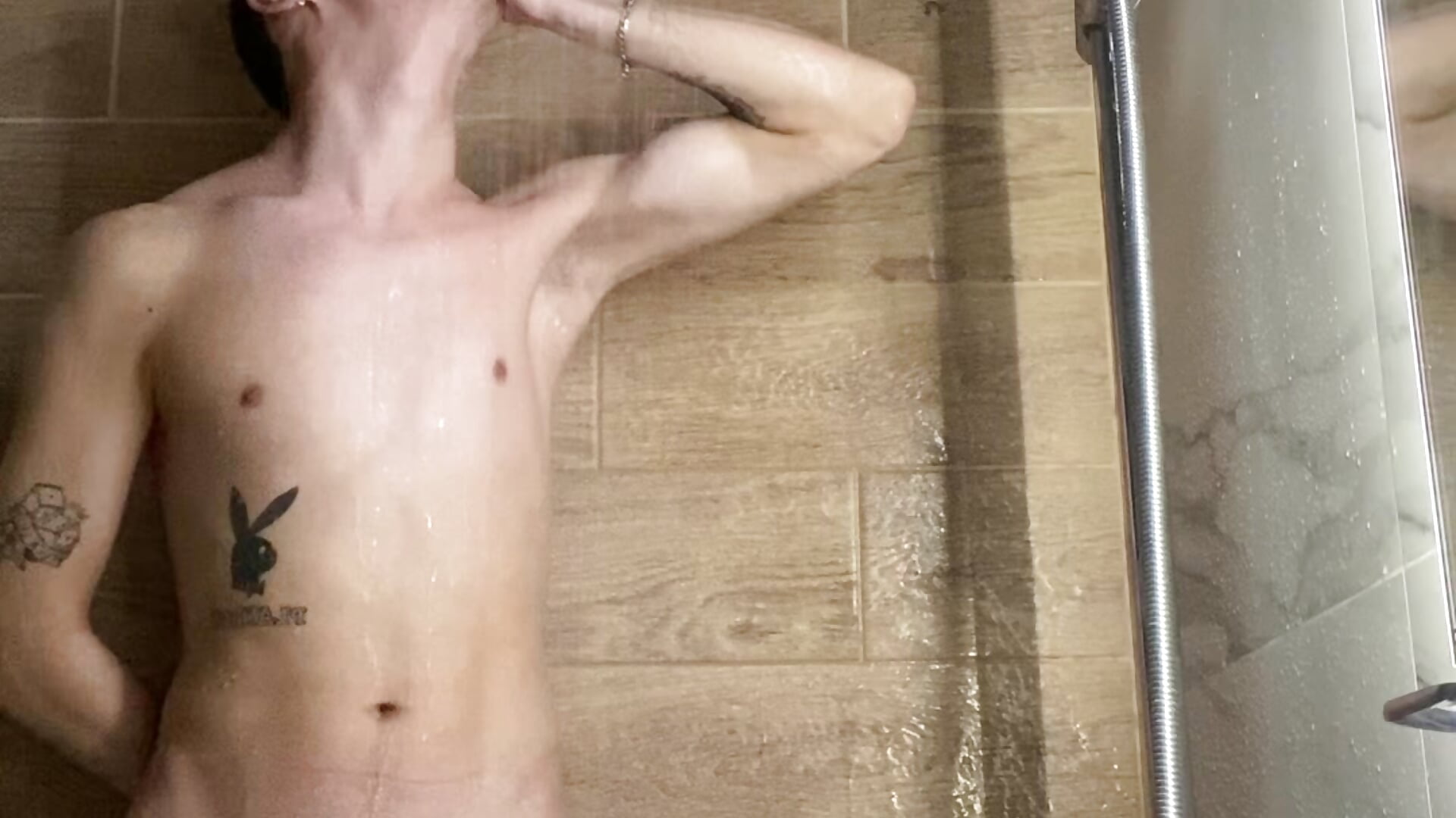 Jerking is shower — filmik Kevin_do0, modela(-lki) na kamerkach