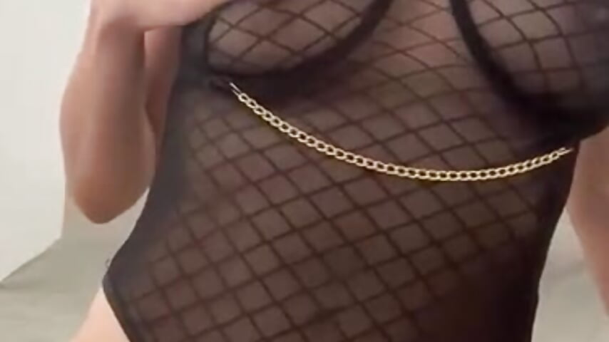 Hard nipples play 🤤