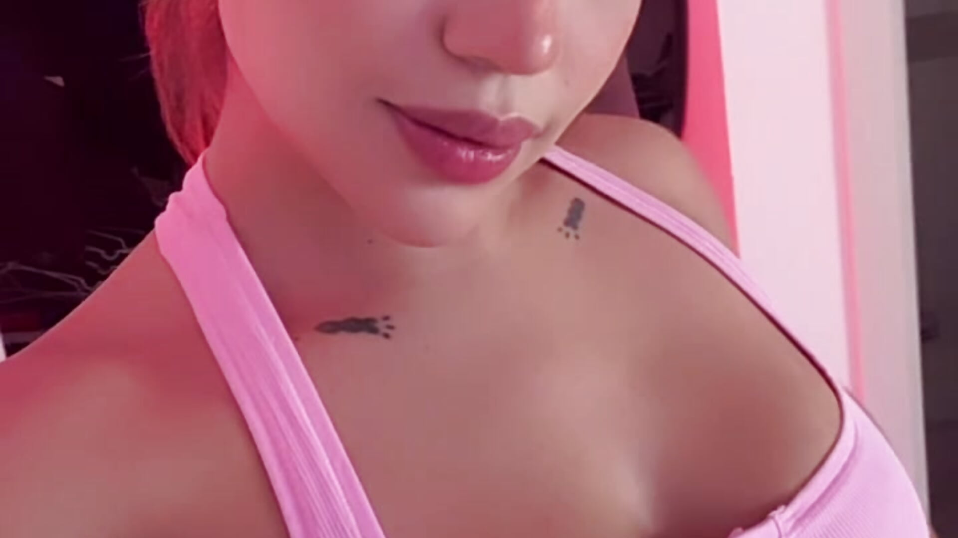 Pink looks good on me. Perverts, say yess 💗 — filmik maddiebratt, modela(-lki) na kamerkach