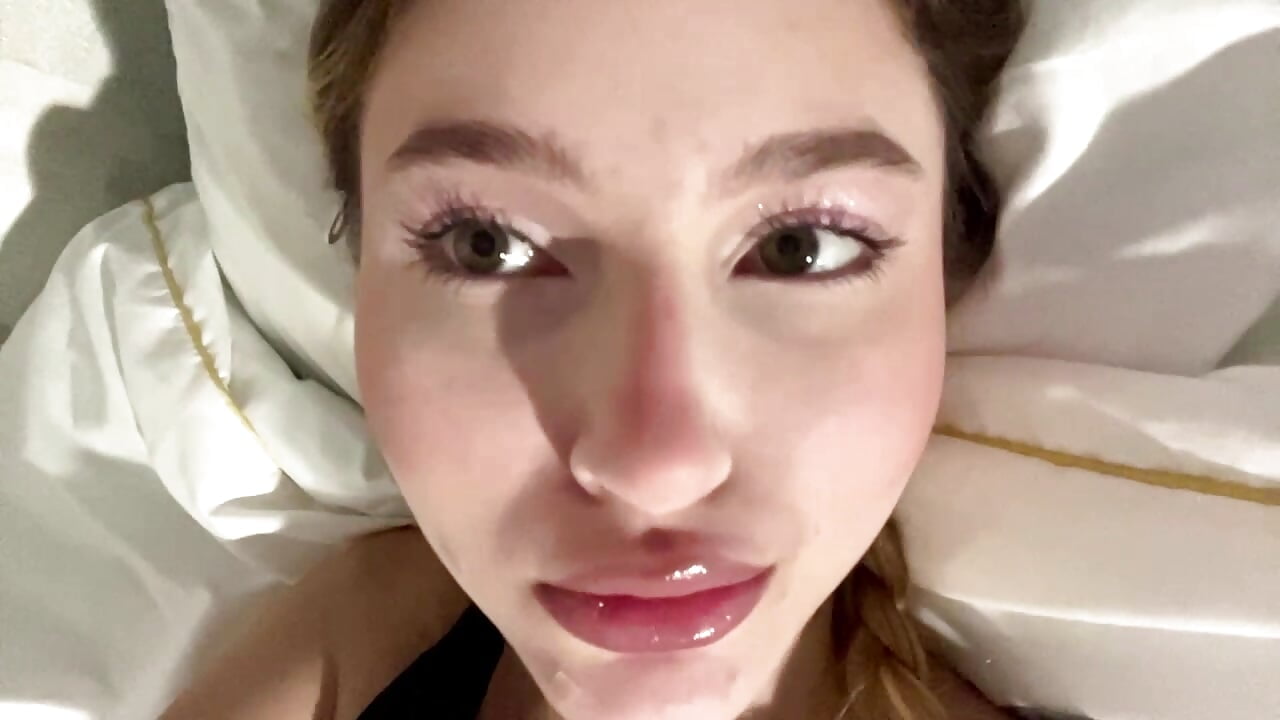 How do u like my light makeup? ;) - clip cu HeIen_cute model videochat