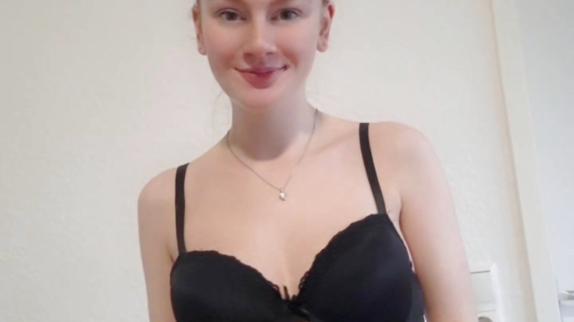 Ich ziehe mich aus 🍑🍒👀 - video by Lia_hase