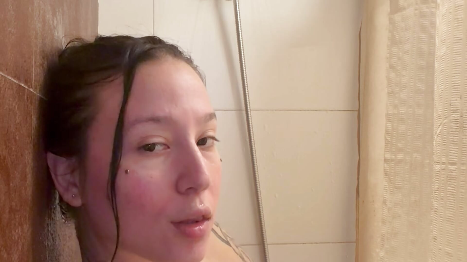 Look at me after a shower - video oleh model kamera Saint600