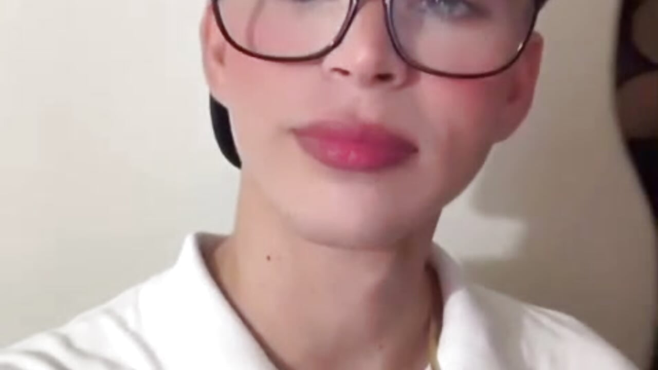 me – video modela na kameri akissangel