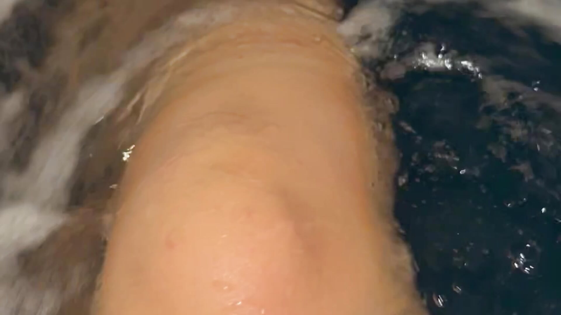 Jacuzzi – video od webkamerové modelky arilynn_