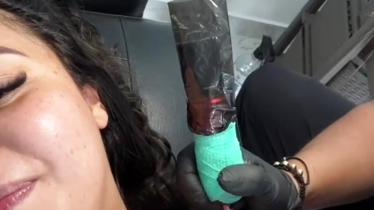 Gift me a tattoo (Regálame un tatuaje) — filmik isisjhonson777, modela(-lki) na kamerkach