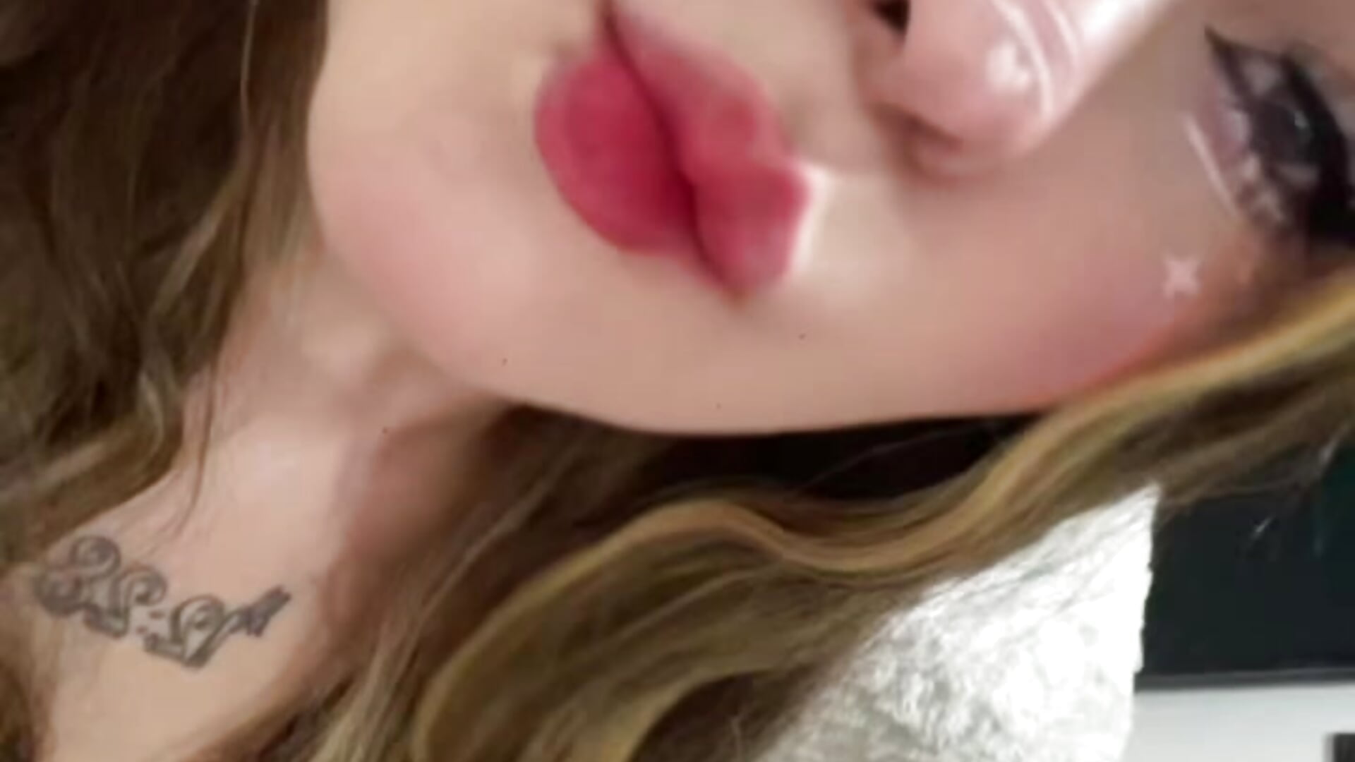 💛 – video od webkamerové modelky isaa__doll