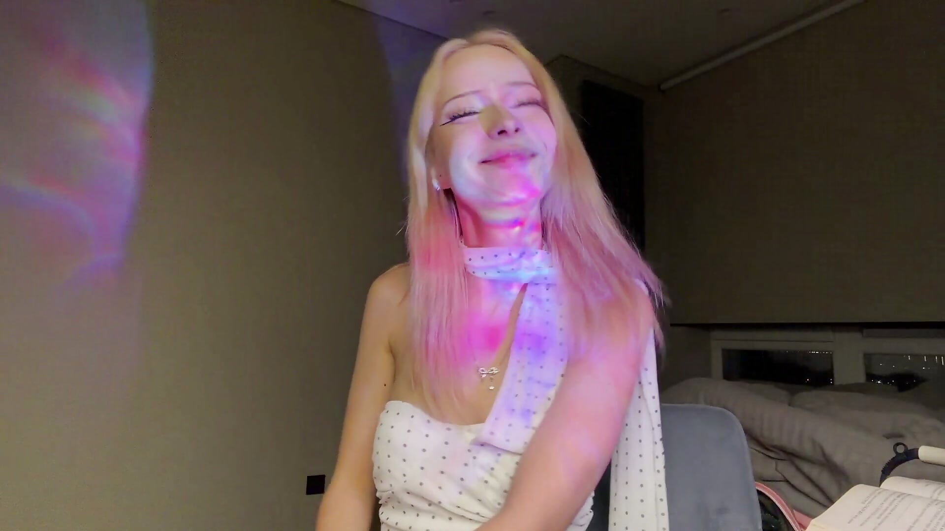 I'll show my tongue, but only a little - video od modelky/modela Anny_qte