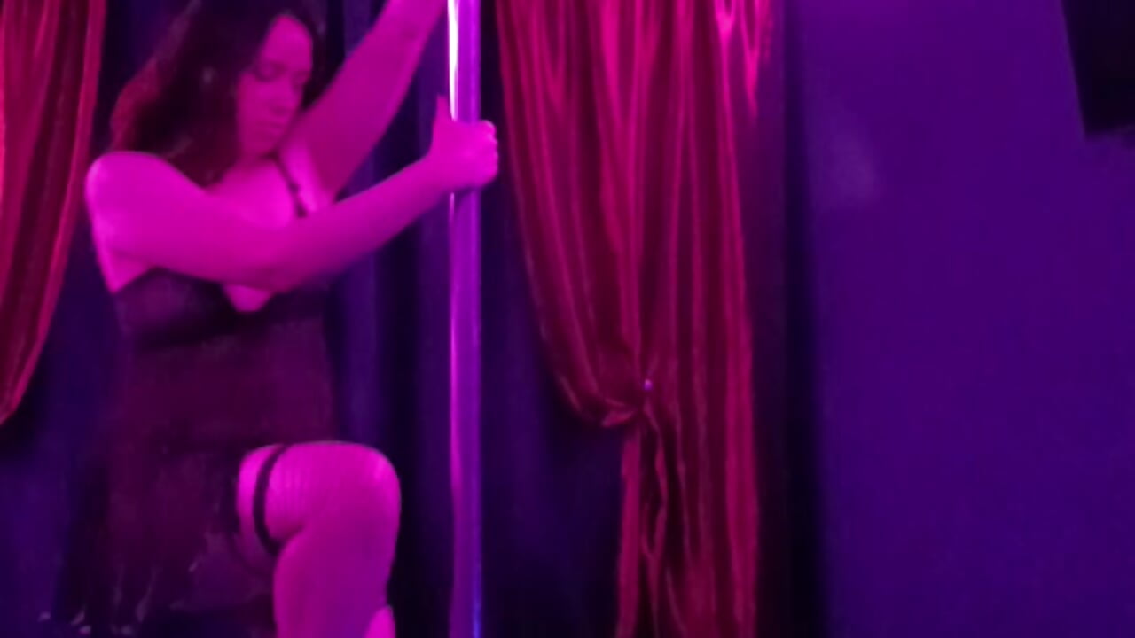 dancing a little - clip cu aminajii model videochat