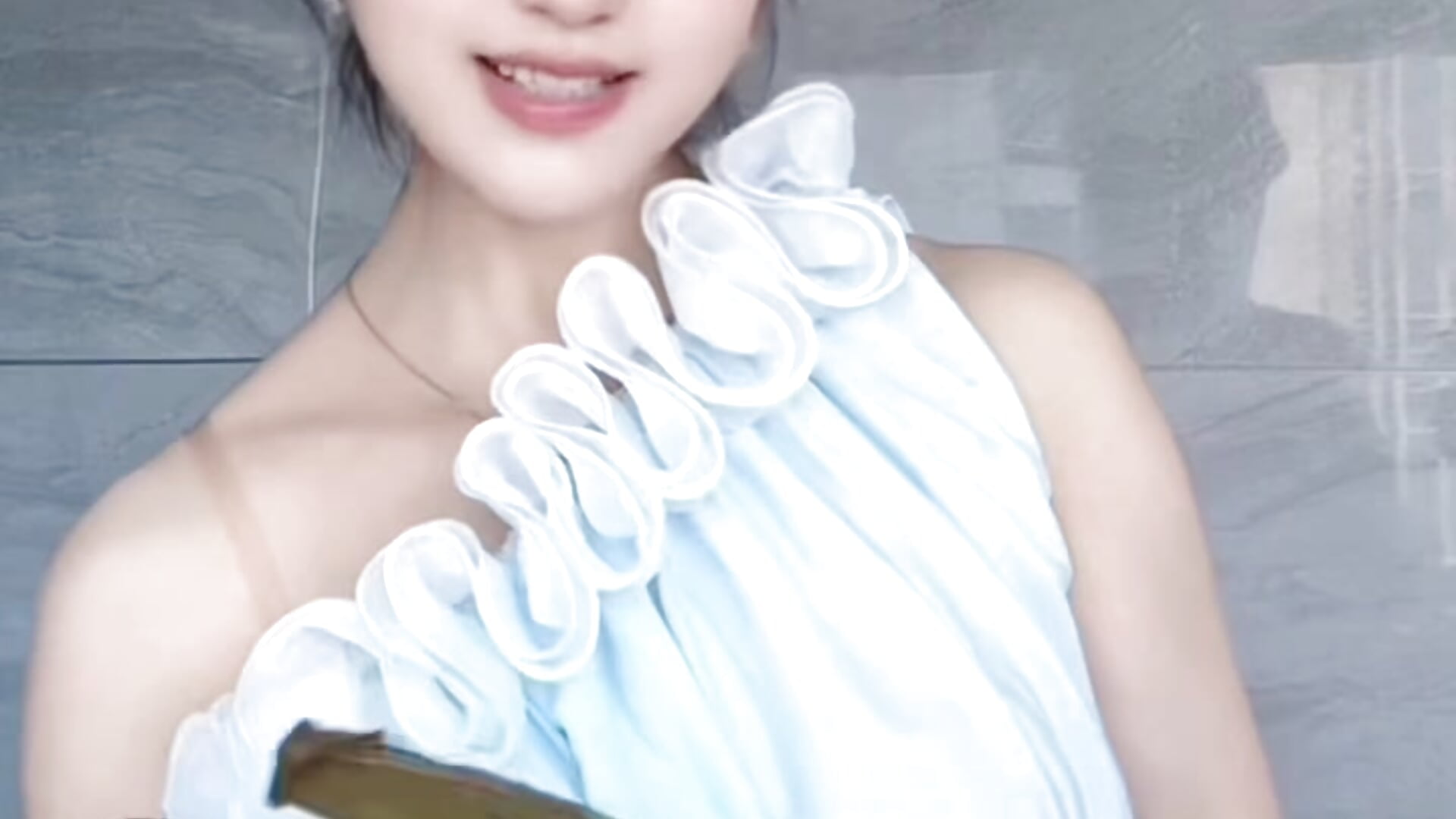 裹住烦恼，粘住幸福，端午安康！ - video by Momo-Wow cam model
