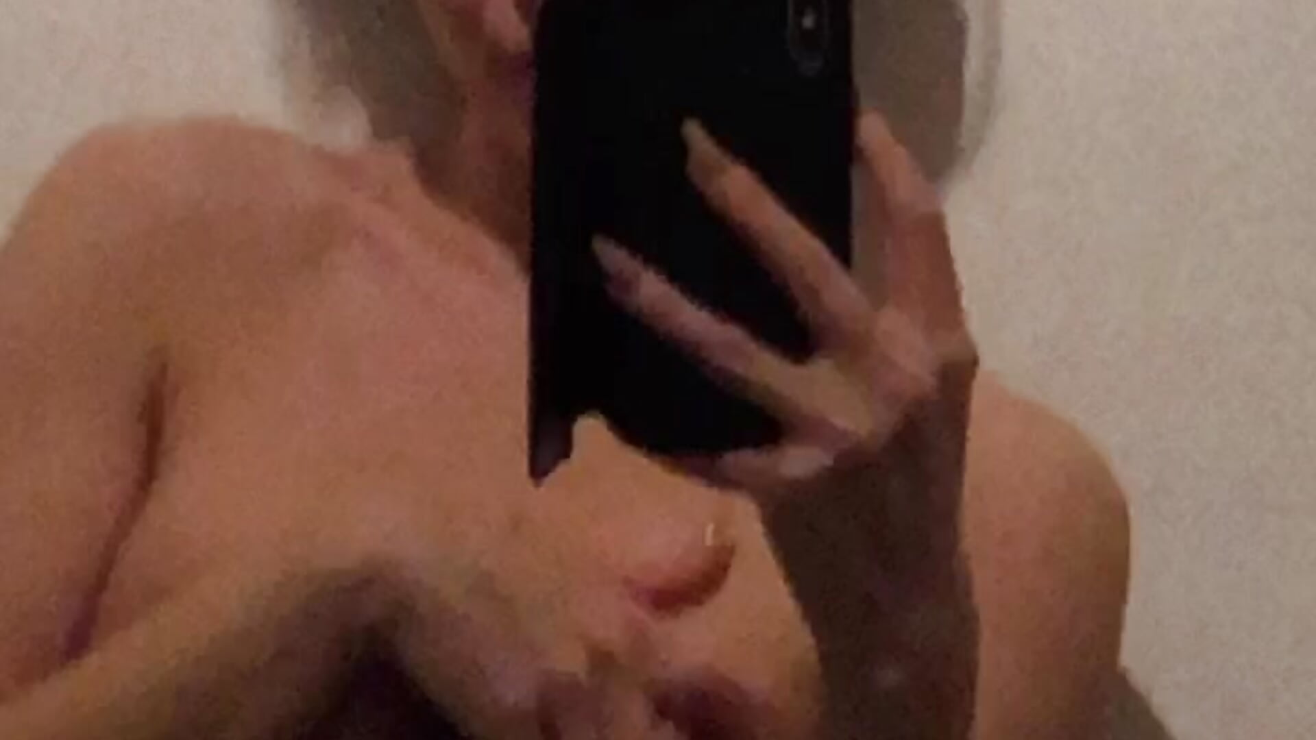 Towel or not? – video af GEllaa cam-model