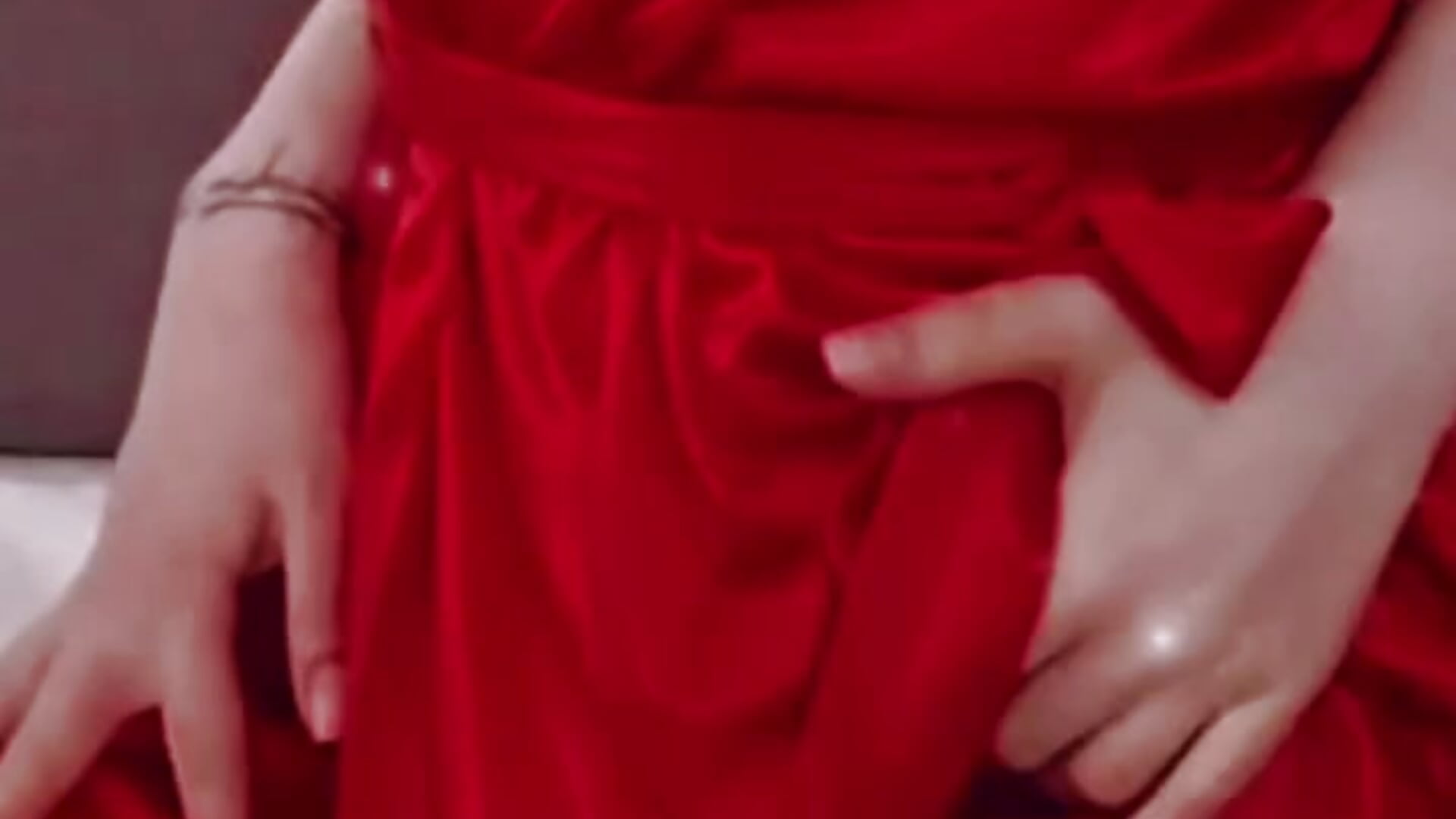 Do you want to see what's under the robe? - video van LauraDiazz cam-model
