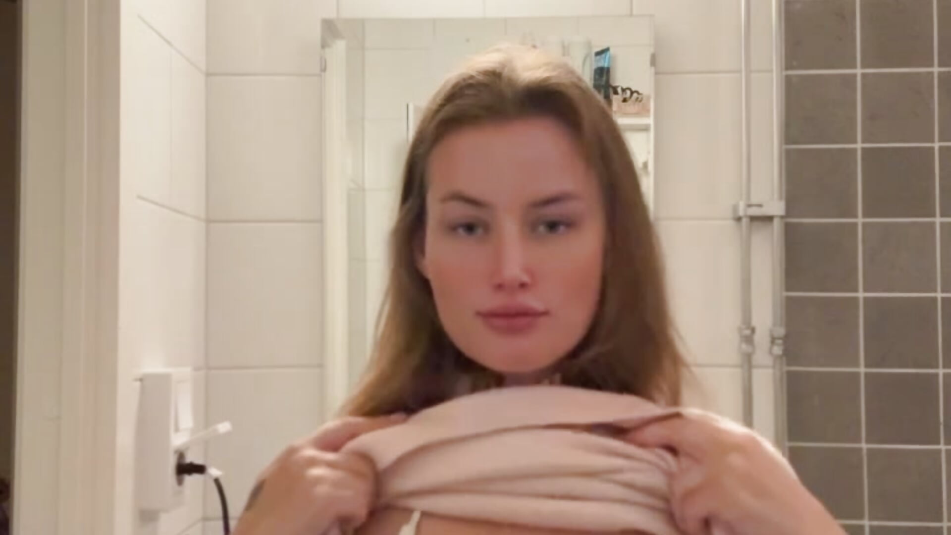 Vad gömmer sig under hoodien?👀 - video av Secretcheryy cam-modell