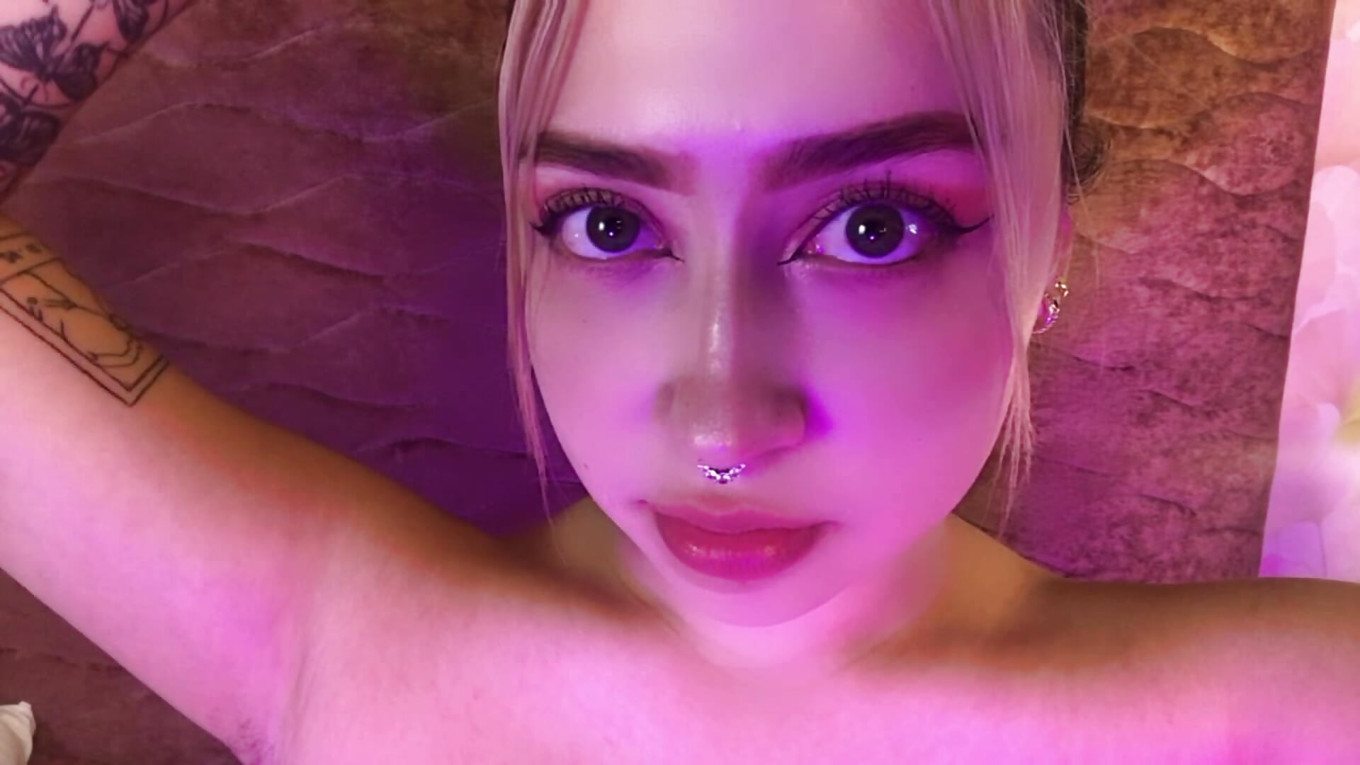 Oil my tits🫣 - video oleh model kamera alana_taylor_bss