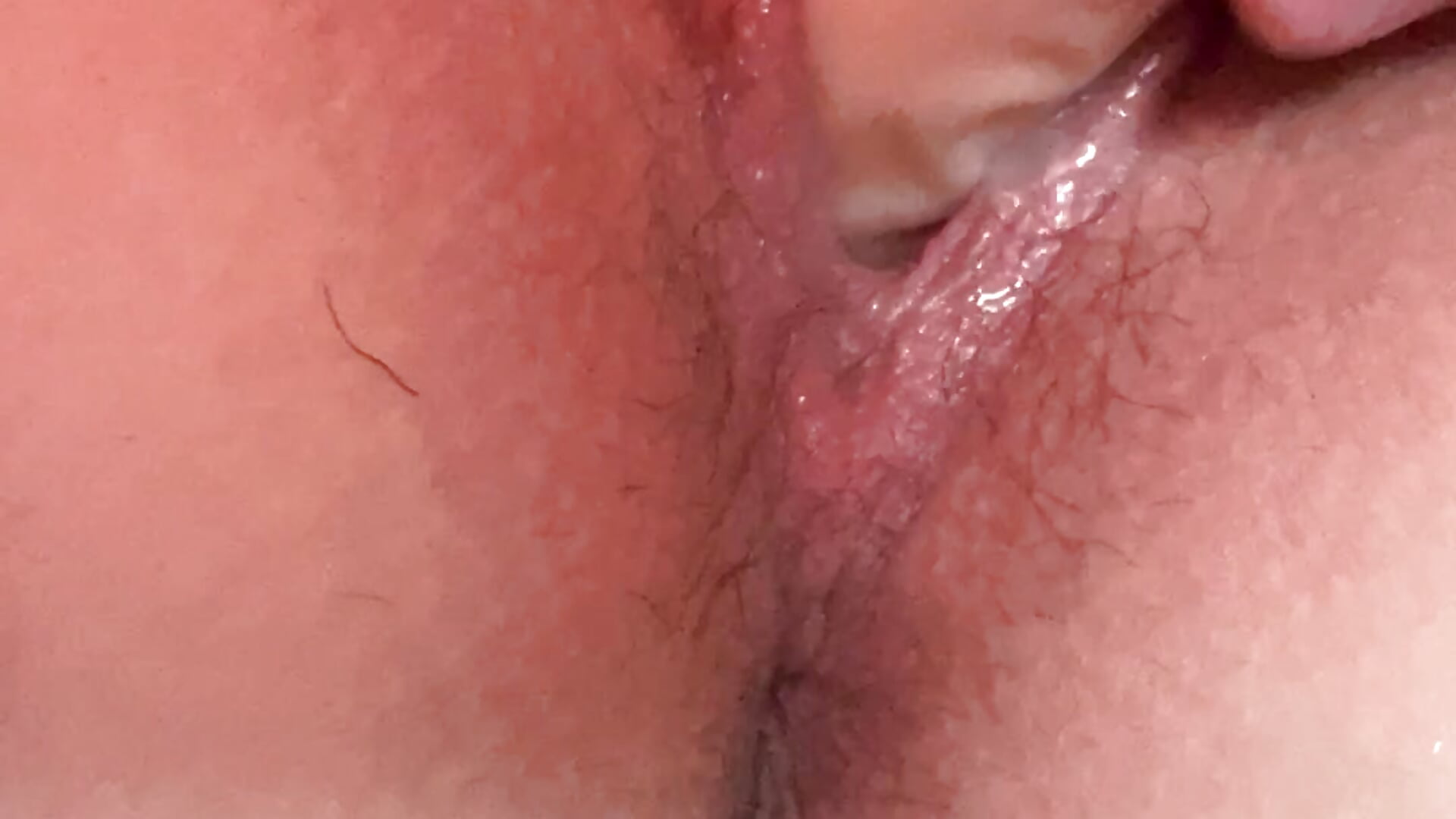 Hör och se närbild på min våta fitta. Snackar i videon också