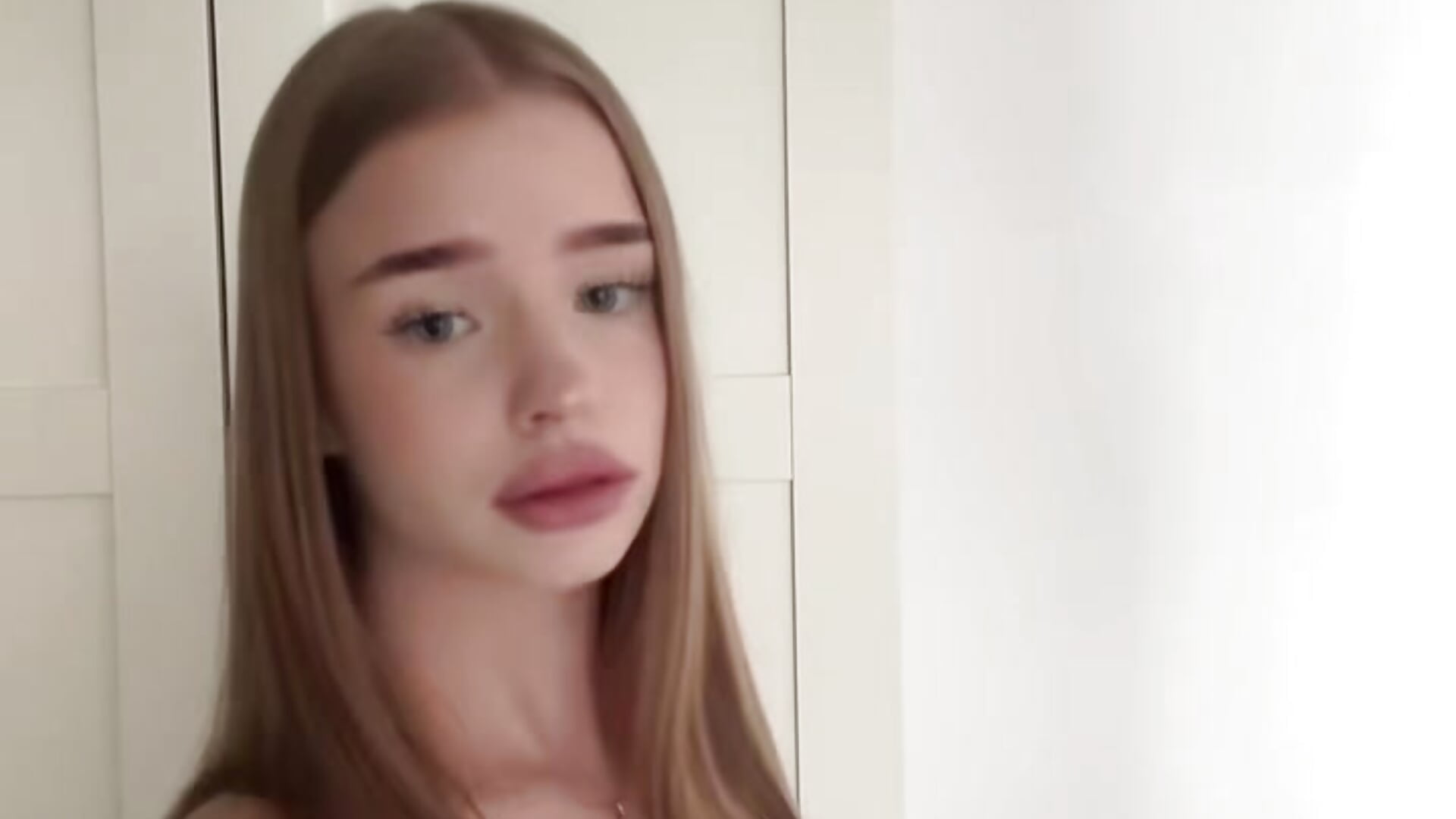 a little dance 😋 - فيديو من Milla_Rae موديل الكام