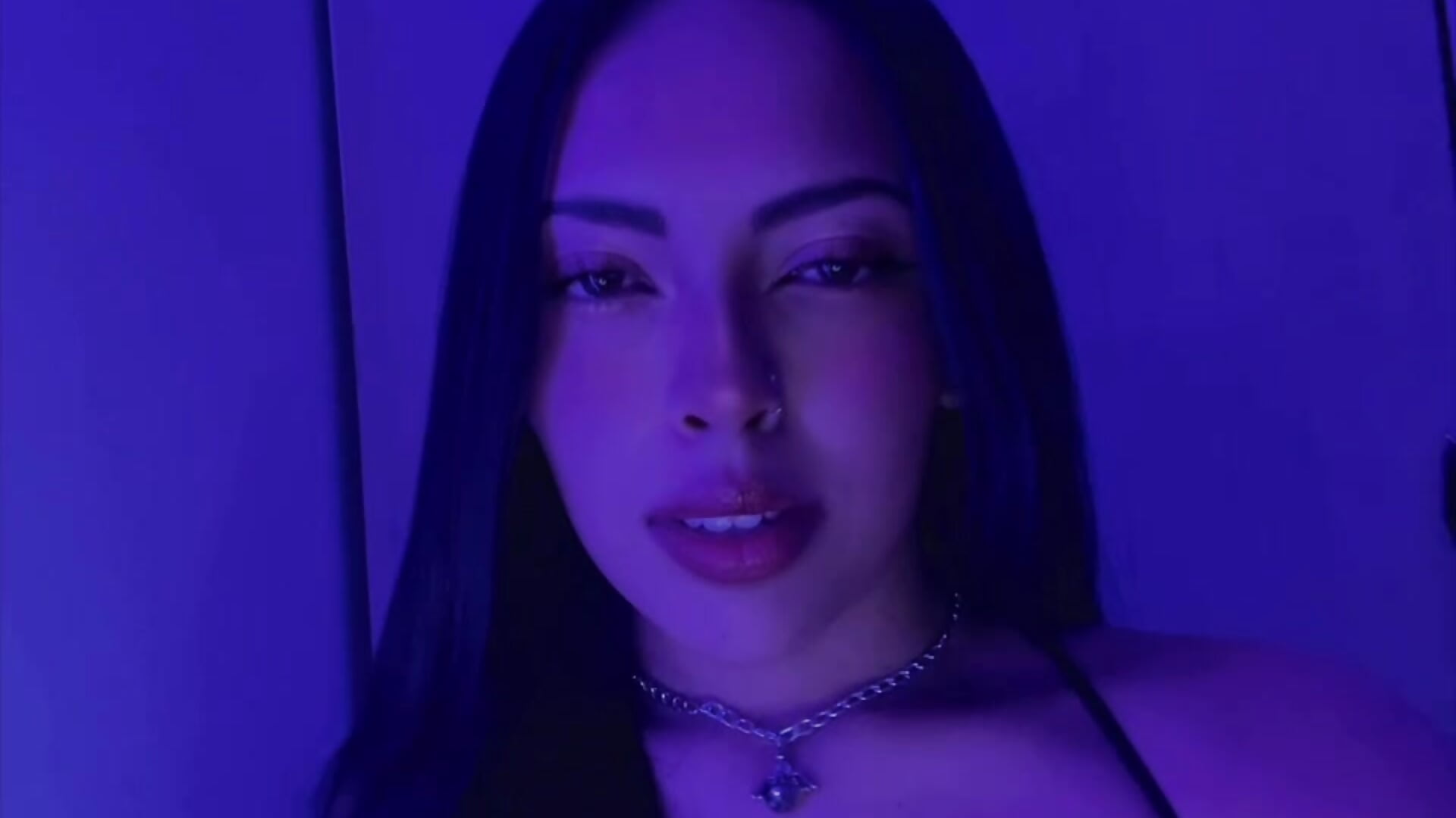 A bit of smoke - video di Madisson_Bluee modella di cam