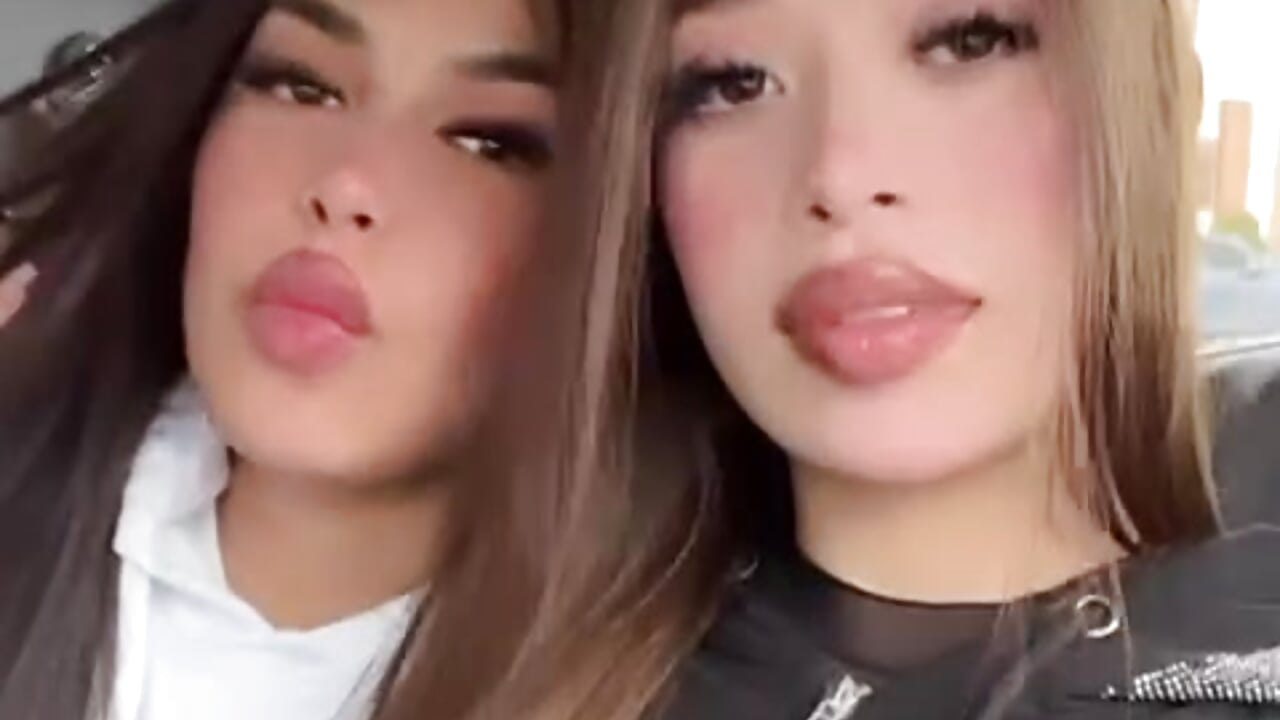 WhatsApp Video 2026-07-01 at 1,55,25 PM – video modela na kameri Zoe_as_