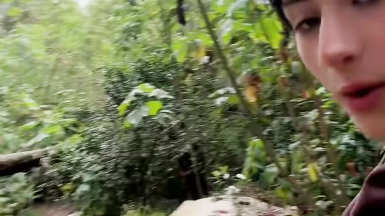My energy blooms among trees, mountains and silence. There I find what really fills me 🌳✨. - Video von Vela_Carter Cam-Model