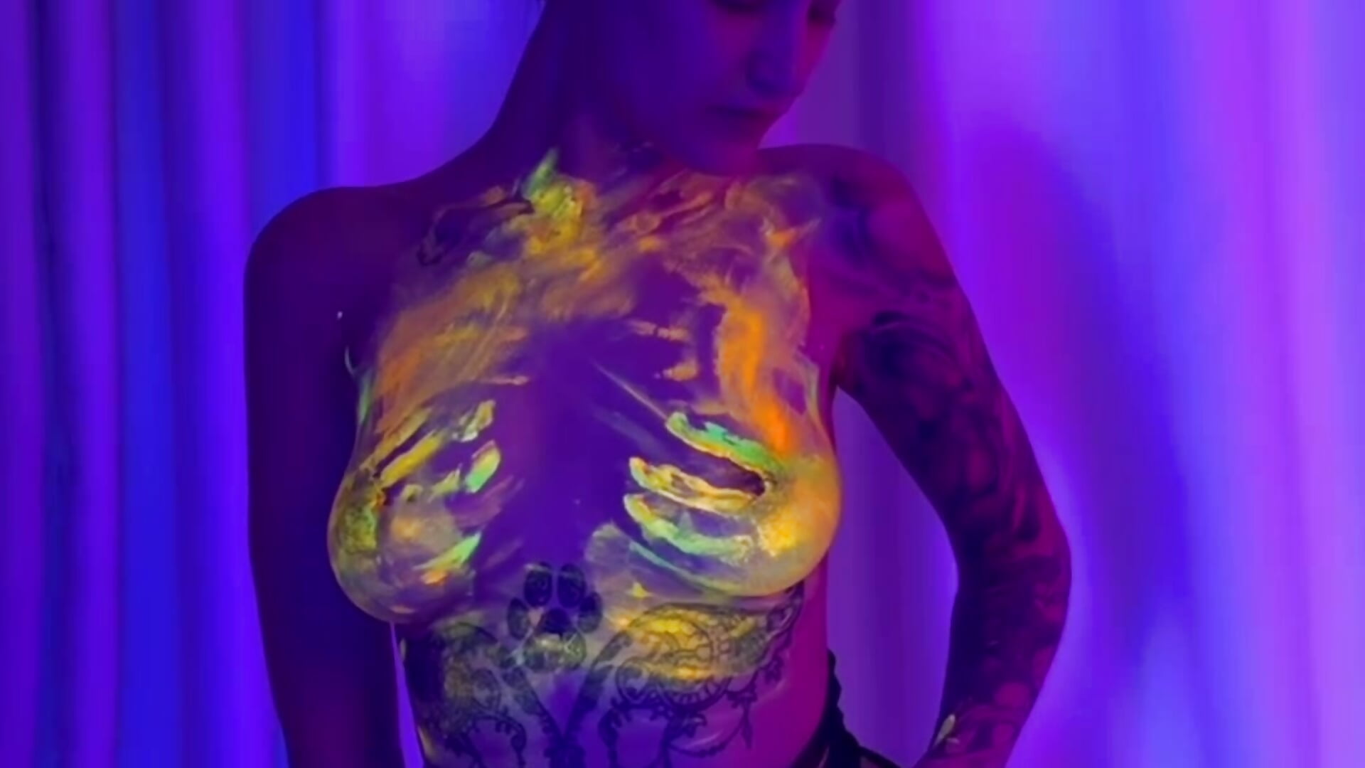 Body neon - فيديو من Little_skinnyDevil موديل الكام